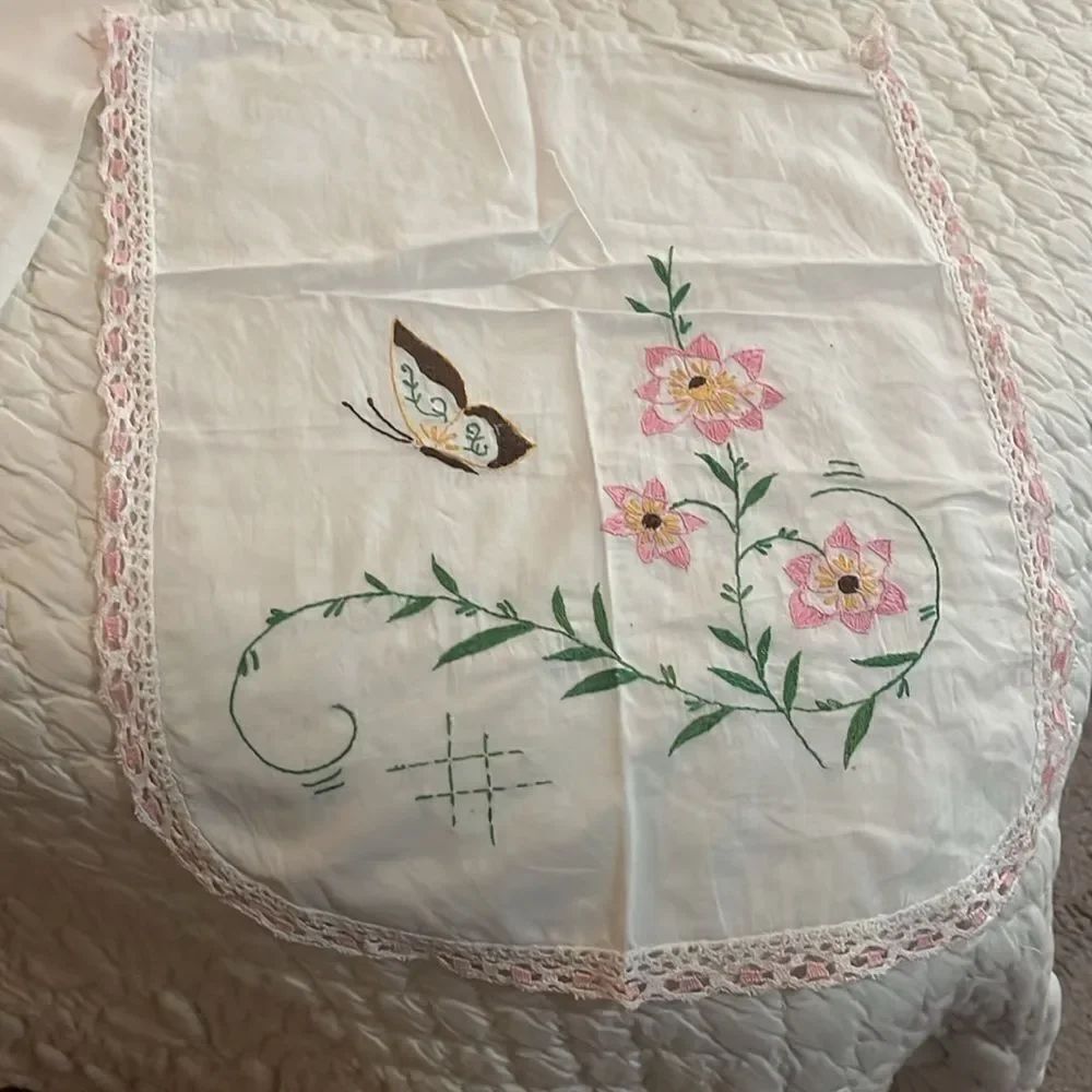 Floral Embroidered Linens Set - Picture 2 of 6